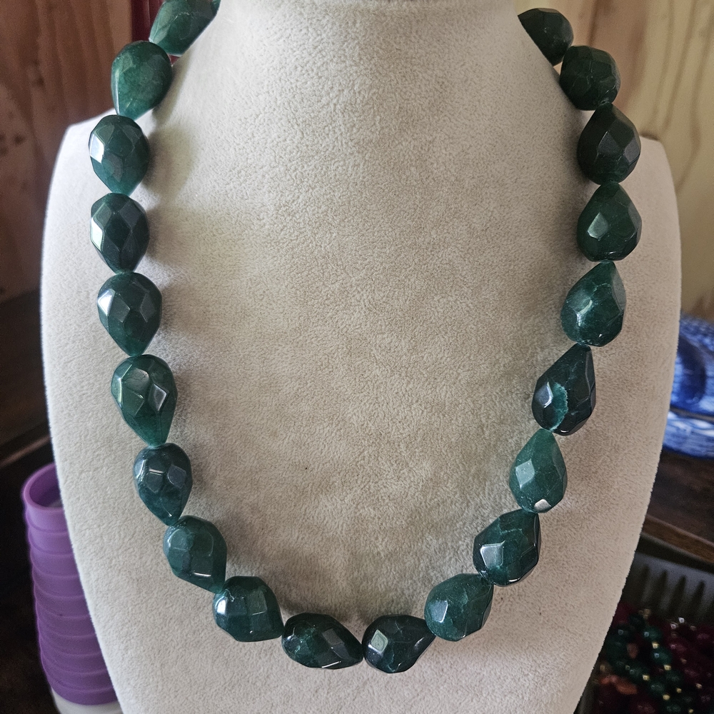 Elegant Green Beaded Necklace - Picture 1 of 1